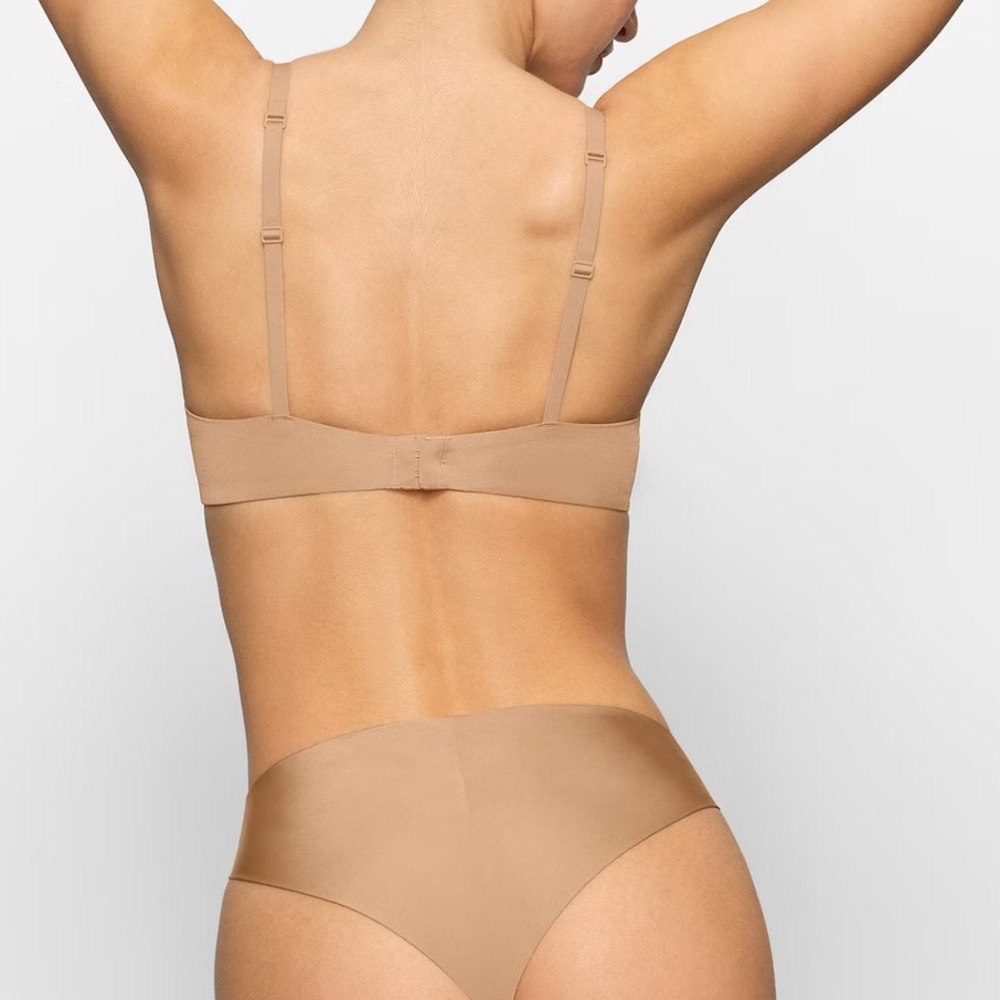 skims | wireless form push-up plunge bra in onyx ↷ - Picture 16 of 16